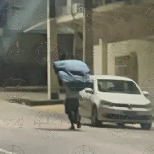 Morador de rua abandona TV e foge ao perceber que estava sendo seguido