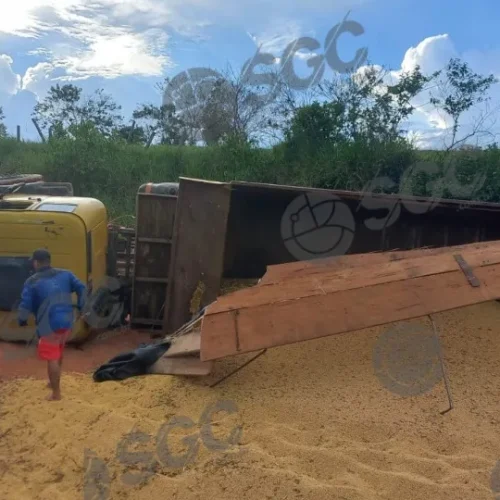 Carreta carregada de soja tomba na zona rural de Nova Mamoré (RO)
