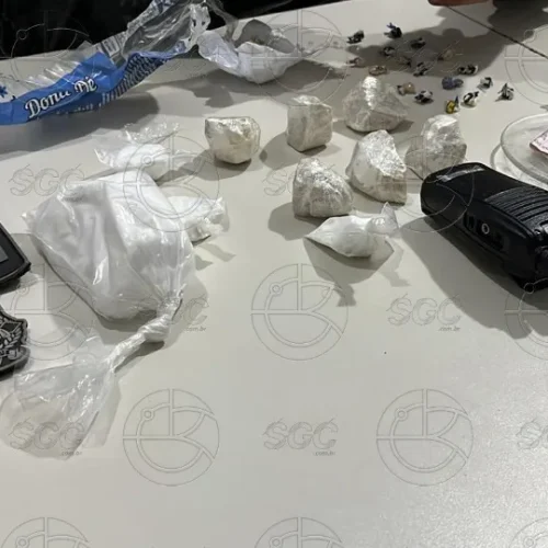 Idoso encontra mochila com drogas e rádio transmissor no telhado de casa