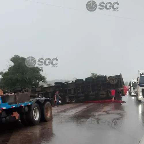 Carreta tomba na BR-364 em Candeias do Jamari durante chuva