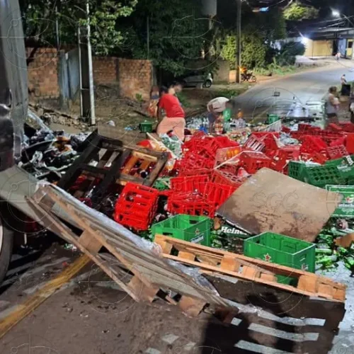 Vagão de carreta se solta e carga de bebidas é saqueada por moradores em Porto Velho