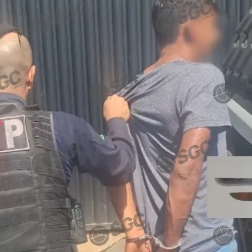 Homem é preso após ameaçar companheira com facões em Porto Velho