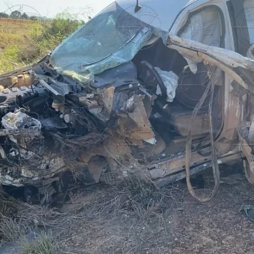 Motorista perde o controle e caminhonete atinge carreta na BR-421 entre Ariquemes e Monte Negro