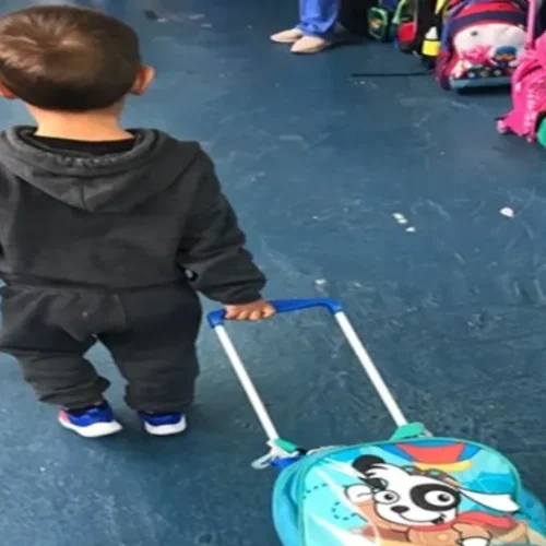 Por punição, criança autista ficar por mais de uma hora no sol, mãe registra ocorrência