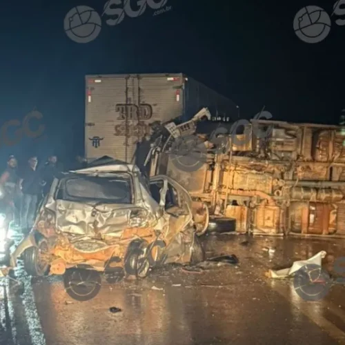 Casal fica em estado grave após colisão entre carro e carreta na BR-364