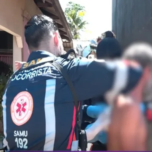 Homem é socorrido com faca cravada nas costas