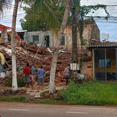 Casa desaba e deixa moradores assustados; Corpo de Bombeiros foi acionado