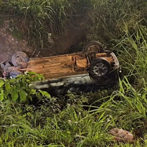 Motorista perde o controle e cai com carro em vala na Avenida Governador Jorge Teixeira