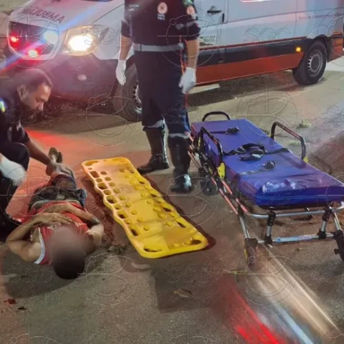 Motociclista e passageiro são socorridos após atingirem canteiro central na zona Leste