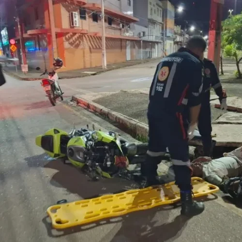Motociclista perde o controle, bate no meio fio, e fica desacordado na 7 de Setembro