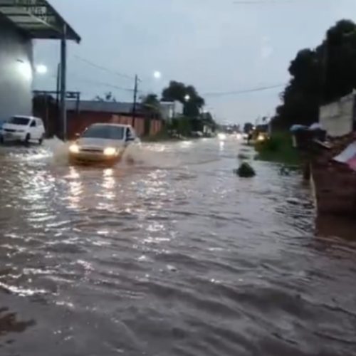 Temporal com ventos fortes deixa ruas alagadas e provoca estragos em Porto Velho