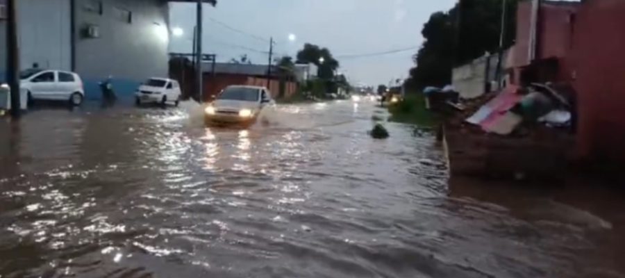 Temporal com ventos fortes deixa ruas alagadas e provoca estragos em Porto Velho