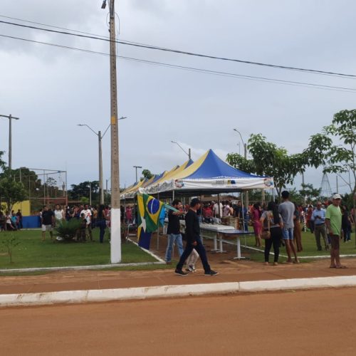 Comunidade celebra o aniversário de União Bandeirantes e se deliciam com bolo de 26 metros