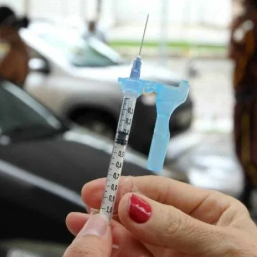 Mulher é presa por injetar agulha contaminada com HIV em enfermeira