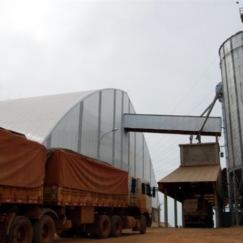 Caminhão com madeira tomba e gera 10 km de congestionamento na BR-364