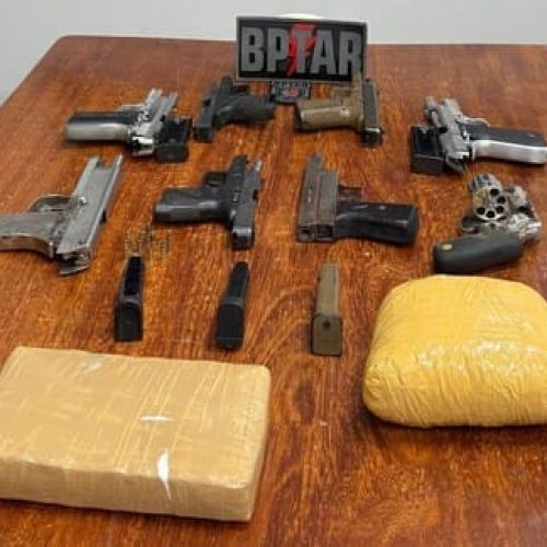 Oito armas, grande quantidade de munições e drogas foram apreendidas na casa onde ocorreu tiroteio que matou criminosos