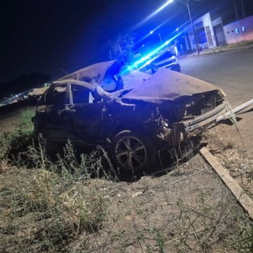 Jovem de 26 anos morre após Corolla bater em moto e capotar na BR-174