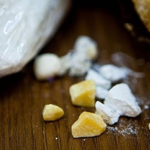 Polícia prende dupla por tráfico de drogas após flagrante com Crack