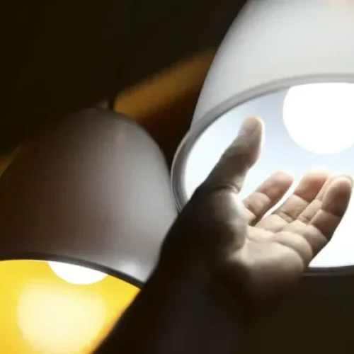 Outubro terá bandeira tarifária mais cara do sistema nas contas de luz