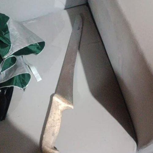 Homem armado com faca invade residência e estupra mulher durante assalto