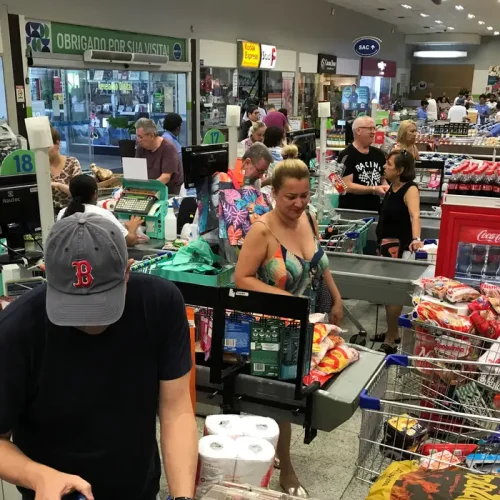 Supermercados defendem contrato de trabalho por hora