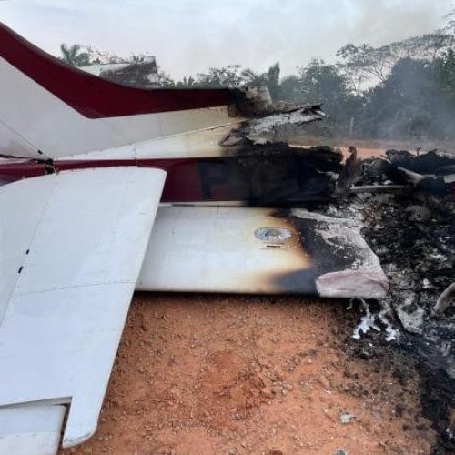 Avião cai na BR-319 após invadir espaço aéreo e ser interceptado pela FAB