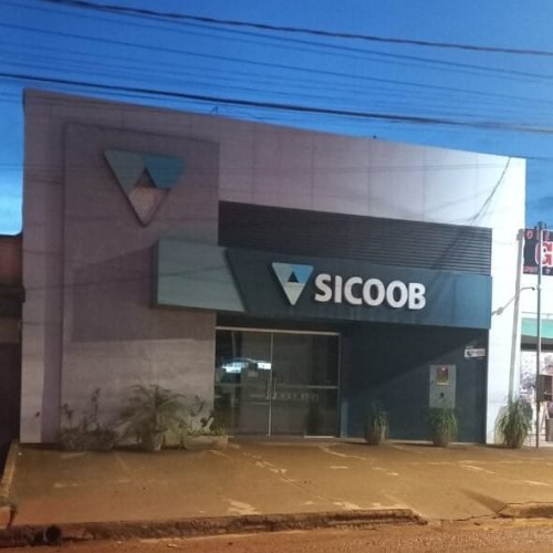 Atualizada: Bandidos tomam reféns para arrobar agência do Sicoob em União Bandeirantes