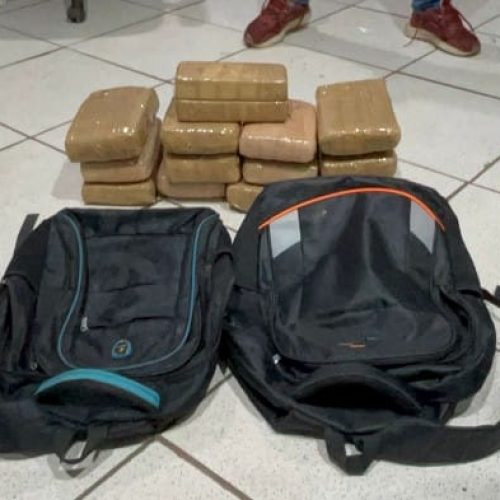 Mulher é presa com 13 tabletes de drogas em táxi na BR-364