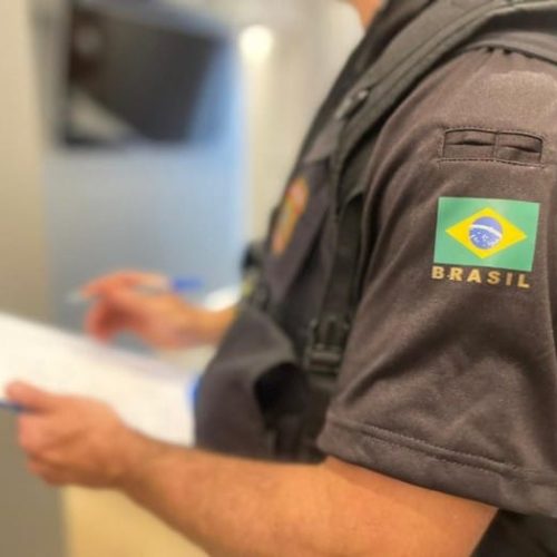Operação da PF cumpre mandados contra organização criminosa que fraudava documentos de servidores públicos para empréstimos