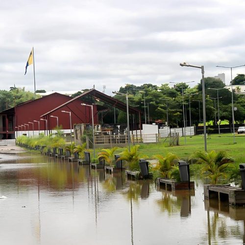 Águas avançam pela região central de Porto Velho e chegam até o complexo da Madeira Mamoré