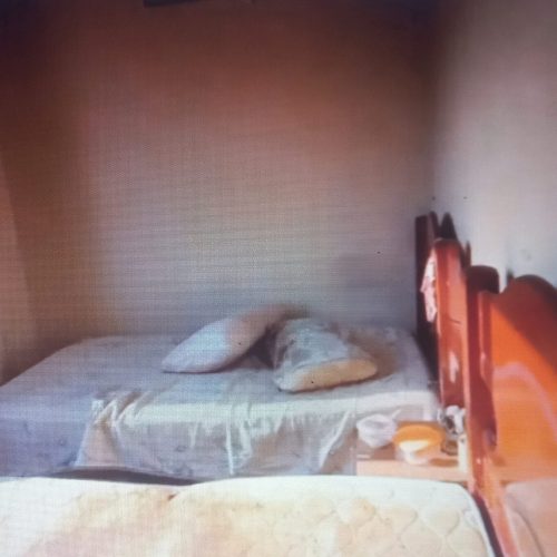 Polícia suspeita que mulher dormiu ao lado do cadáver do pai por 6 meses