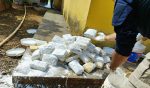 Draco2 e PRF encontram 160 kg de skunk escondidos em baldes de massa corrida