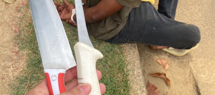 Homem pula muro e entra armado em creche; professoras retiram crianças e PM faz prisão