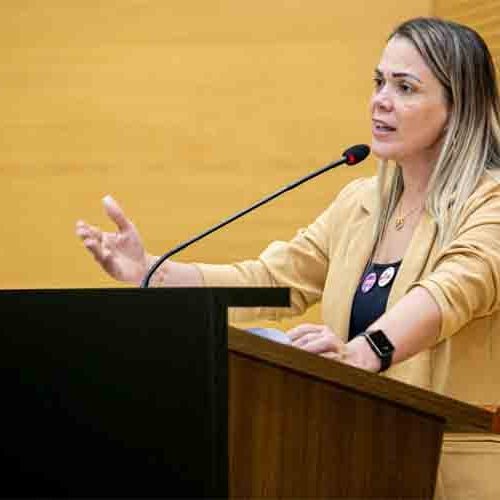 Deputada Cláudia de Jesus destaca combate ao feminicídio e defende valorização dos servidores da educação