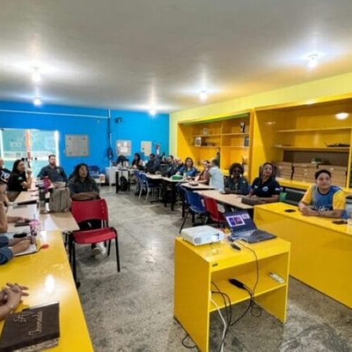 Encontro reúne professores e intérpretes de Libras para aprimorar práticas pedagógicas em Rondônia