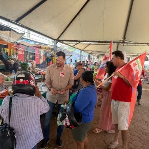 Expedito Netto visita feira popular de Guajará-Mirim e conversa com moradores