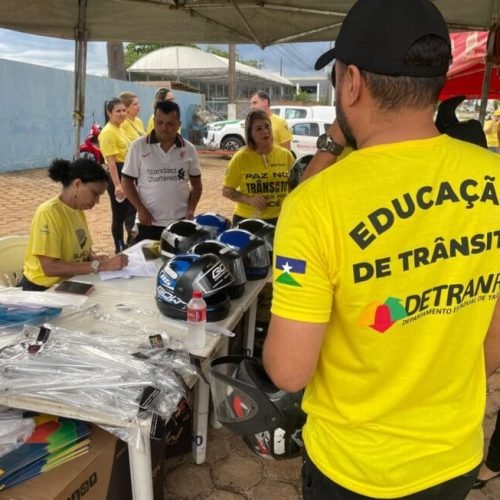 Ação promove troca de capacetes para motociclistas e reforça compromisso de trânsito seguro