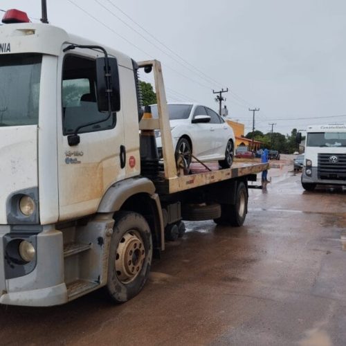 Detran-RO atua com guinchos e servidores para garantir segurança de motoristas em área alagada da BR-425, em Nova Mamoré