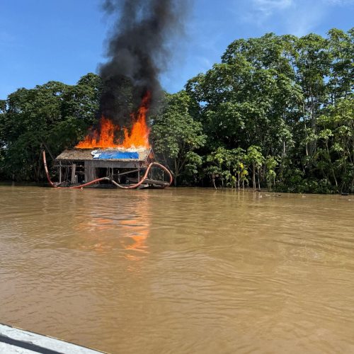Polícia Federal destrói três embarcações em operação contra garimpo ilegal no Rio Madeira