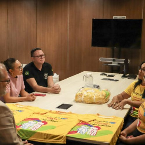 Camisas confeccionadas por reeducandos são entregues à mães atípicas alusivas ao Dia Mundial da Síndrome de Down