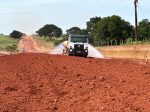 Serviços de terraplanagem são executados pelo governo de RO na RO-494, em Primavera de Rondônia