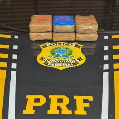 PRF prende passageira de táxi transportando maconha, em Guajará-Mirim