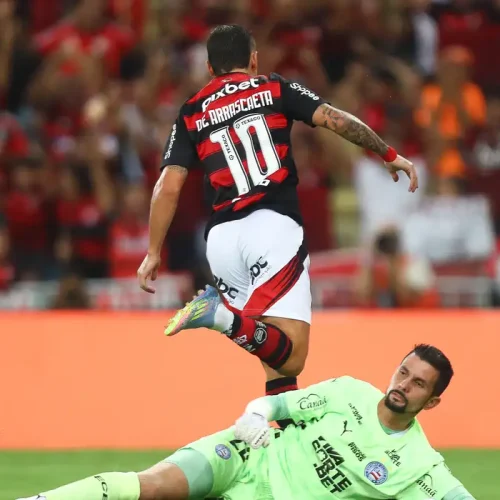 Flamengo vence com gol de Arrascaeta e lidera o Brasileiro