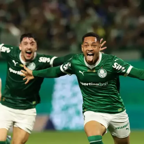 Vitor Roque marca nos acréscimos para levar Palmeiras à liderança