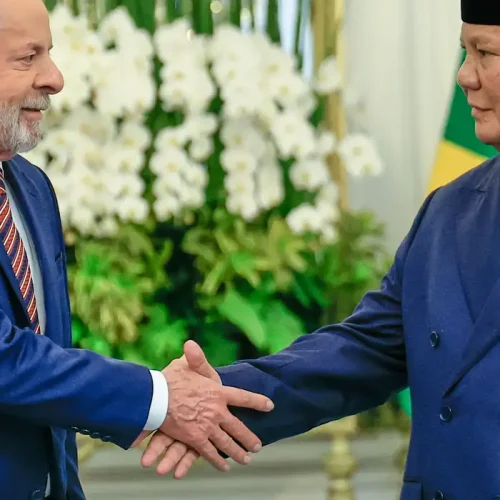 Brasil e Indonésia firmam acordos; Lula confirma candidatura em 2026