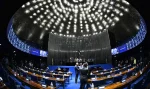 O Congresso Nacional retoma hoje (3) os trabalhos após duas semanas de recesso parlamentar, sem previsão de sessão plenária deliberativa tanto na Câmara dos Deputados, quanto no Senado.Os presidentes das Casas concordaram em limitar os trabalhos legislativos a duas semanas de “esforço concentrado” devido ao período eleitoral. A primeira semana será entre os dias 10 e 14 de agosto, e a segunda entre os dias 31 de agosto e 3 de setembro.A expectativa é que votações nos plenários da Câmara e do Senado ocorram apenas nessas duas semanas até as eleições gerais de outubro. Historicamente, o semestre de eleições é mais esvaziado no Congresso.Entre os projetos que não foram votados no primeiro semestre, e que podem entrar nos debates a partir de agosto, está a proposta de emenda à Constituição (PEC) do fim da escala 6x1, que segue na mesa do presidente do Senado, Davi Alcolumbre (União-AP).Apesar da pressão do governo, que deseja votar o tema antes da eleição, não há indicativo de Alcolumbre, quando o tema será encaminhado à Comissão de Constituição e Justiça (CCJ). A oposição defende a votação de uma PEC alternativa, mantendo a possibilidade de escala 6x1.Outro projeto que o governo gostaria de ver votado é a PEC da Segurança Pública, votada na Câmara, e que aguarda deliberação no Senado. O presidente Luiz Inácio Lula da Silva tem cobrado Alcolumbre, publicamente, para colocar o tema em votação.No Senado, há ainda a expectativa de se votar o projeto de lei de regulação da exploração dos minerais críticos, já aprovado pela Câmara.O Congresso precisaria ainda votar os projetos de lei orçamentários, tanto o de Lei de Diretrizes Orçamentárias (LDO), quanto o de Lei Orçamentária Anual (LOA) de 2027, que deve ser encaminhado pelo governo até o dia 31 de agosto.O Congresso tem ainda 87 vetos que trancam a pauta do Legislativo, entre eles, ao projeto de regulamentação da reforma tributária, ao Estatuto do Pantanal, às LDO e LOA de 2026, ao marco do setor elétrico e o veto integral à Lei da Dosimetria, que reduz o tempo de prisão para condenados pelo 8 de janeiro.Outros temas debatidos no semestre anterior, mas que não chegaram ao plenário das Casas, são o PL da Misoginia, que criminaliza a discriminação contra mulheres, e o PL da Inteligência Artificial (IA), que regula a tecnologia no Brasil e foi apresentado como uma das prioridades do presidente da Câmara, deputado Hugo Motta (Republicanos-PB). 