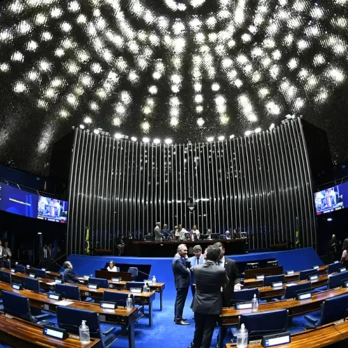 O Congresso Nacional retoma hoje (3) os trabalhos após duas semanas de recesso parlamentar, sem previsão de sessão plenária deliberativa tanto na Câmara dos Deputados, quanto no Senado.Os presidentes das Casas concordaram em limitar os trabalhos legislativos a duas semanas de “esforço concentrado” devido ao período eleitoral. A primeira semana será entre os dias 10 e 14 de agosto, e a segunda entre os dias 31 de agosto e 3 de setembro.A expectativa é que votações nos plenários da Câmara e do Senado ocorram apenas nessas duas semanas até as eleições gerais de outubro. Historicamente, o semestre de eleições é mais esvaziado no Congresso.Entre os projetos que não foram votados no primeiro semestre, e que podem entrar nos debates a partir de agosto, está a proposta de emenda à Constituição (PEC) do fim da escala 6x1, que segue na mesa do presidente do Senado, Davi Alcolumbre (União-AP).Apesar da pressão do governo, que deseja votar o tema antes da eleição, não há indicativo de Alcolumbre, quando o tema será encaminhado à Comissão de Constituição e Justiça (CCJ). A oposição defende a votação de uma PEC alternativa, mantendo a possibilidade de escala 6x1.Outro projeto que o governo gostaria de ver votado é a PEC da Segurança Pública, votada na Câmara, e que aguarda deliberação no Senado. O presidente Luiz Inácio Lula da Silva tem cobrado Alcolumbre, publicamente, para colocar o tema em votação.No Senado, há ainda a expectativa de se votar o projeto de lei de regulação da exploração dos minerais críticos, já aprovado pela Câmara.O Congresso precisaria ainda votar os projetos de lei orçamentários, tanto o de Lei de Diretrizes Orçamentárias (LDO), quanto o de Lei Orçamentária Anual (LOA) de 2027, que deve ser encaminhado pelo governo até o dia 31 de agosto.O Congresso tem ainda 87 vetos que trancam a pauta do Legislativo, entre eles, ao projeto de regulamentação da reforma tributária, ao Estatuto do Pantanal, às LDO e LOA de 2026, ao marco do setor elétrico e o veto integral à Lei da Dosimetria, que reduz o tempo de prisão para condenados pelo 8 de janeiro.Outros temas debatidos no semestre anterior, mas que não chegaram ao plenário das Casas, são o PL da Misoginia, que criminaliza a discriminação contra mulheres, e o PL da Inteligência Artificial (IA), que regula a tecnologia no Brasil e foi apresentado como uma das prioridades do presidente da Câmara, deputado Hugo Motta (Republicanos-PB). 