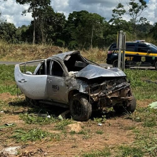 Cinco homens são socorridos às pressas após caminhonete capotar na BR-364