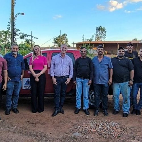 Deputada Cláudia de Jesus entrega veículo para associação de Cacoal