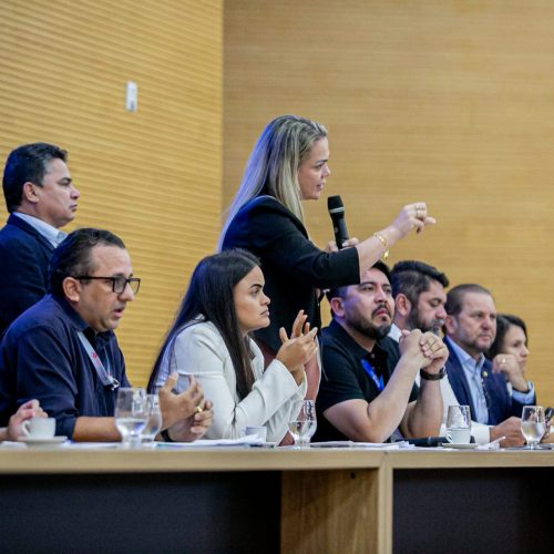 Deputada Cláudia de Jesus e servidores da saúde conseguem suspensão da terceirização dos hospitais